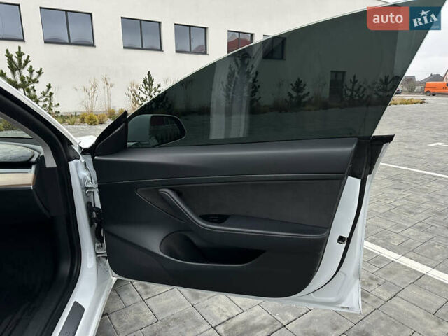 Білий Тесла Модель 3, об'ємом двигуна 0 л та пробігом 96 тис. км за 16100 $, фото 18 на Automoto.ua