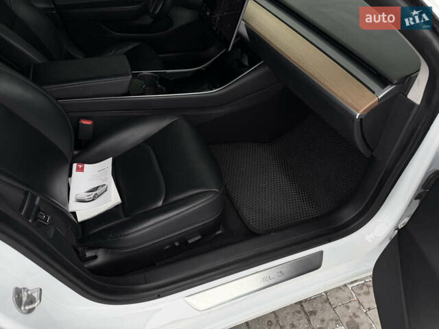 Белый Тесла Модель 3, объемом двигателя 0 л и пробегом 83 тыс. км за 20200 $, фото 18 на Automoto.ua