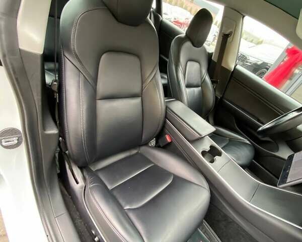 Білий Тесла Модель 3, об'ємом двигуна 0 л та пробігом 65 тис. км за 19700 $, фото 25 на Automoto.ua