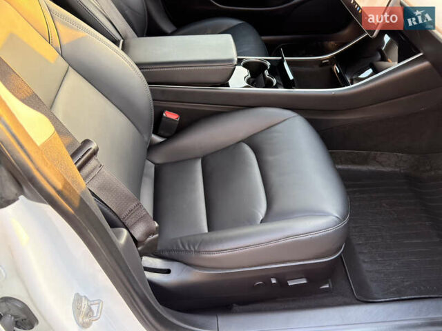 Белый Тесла Модель 3, объемом двигателя 0 л и пробегом 190 тыс. км за 17900 $, фото 19 на Automoto.ua