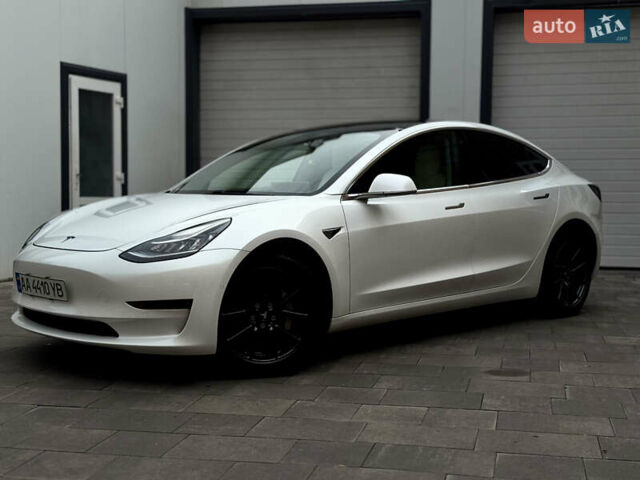 Білий Тесла Модель 3, об'ємом двигуна 0 л та пробігом 67 тис. км за 18600 $, фото 2 на Automoto.ua