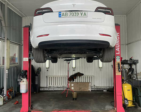 Белый Тесла Модель 3, объемом двигателя 0 л и пробегом 148 тыс. км за 17300 $, фото 12 на Automoto.ua