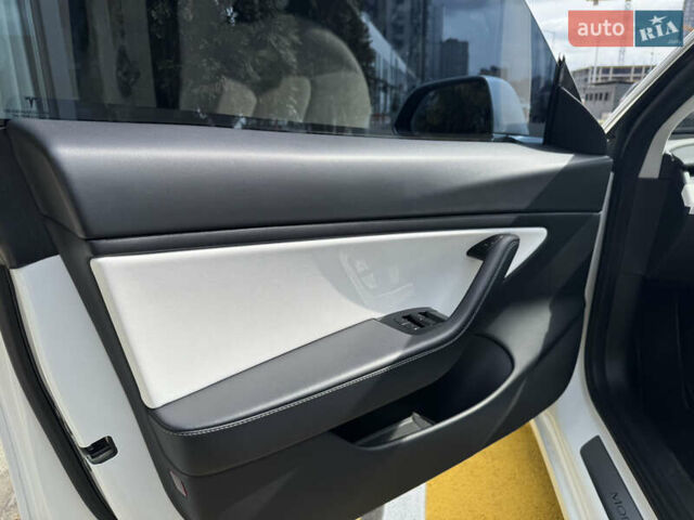 Білий Тесла Модель 3, об'ємом двигуна 0 л та пробігом 63 тис. км за 21000 $, фото 5 на Automoto.ua