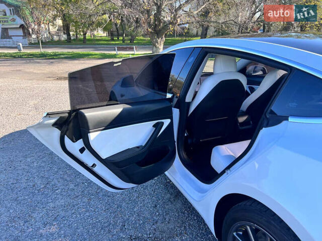 Білий Тесла Модель 3, об'ємом двигуна 0 л та пробігом 74 тис. км за 19000 $, фото 18 на Automoto.ua