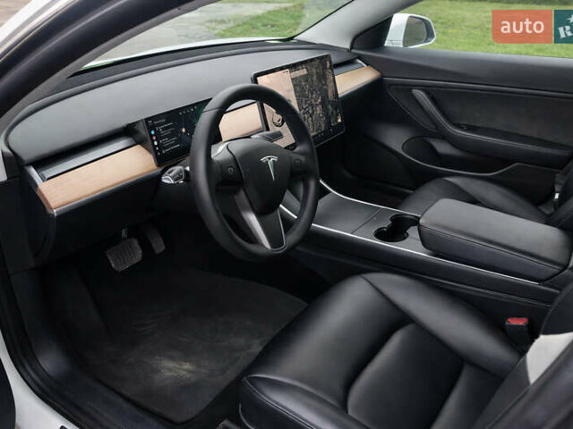 Белый Тесла Модель 3, объемом двигателя 0 л и пробегом 72 тыс. км за 20000 $, фото 5 на Automoto.ua