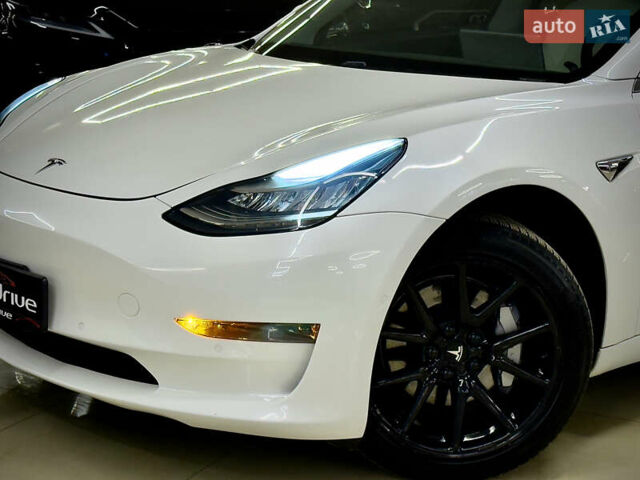 Белый Тесла Модель 3, объемом двигателя 0 л и пробегом 83 тыс. км за 15999 $, фото 3 на Automoto.ua