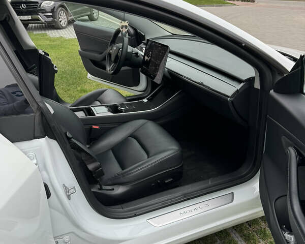 Белый Тесла Модель 3, объемом двигателя 0 л и пробегом 65 тыс. км за 35000 $, фото 11 на Automoto.ua