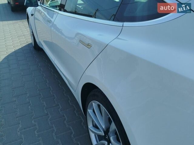 Белый Тесла Модель 3, объемом двигателя 0 л и пробегом 47 тыс. км за 18750 $, фото 11 на Automoto.ua