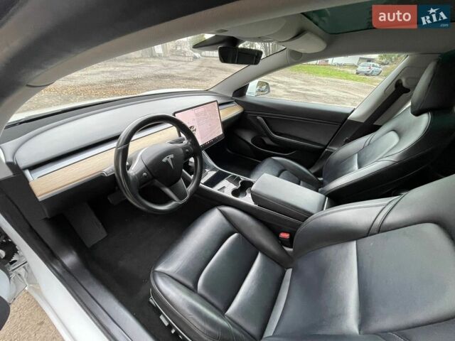 Белый Тесла Модель 3, объемом двигателя 0 л и пробегом 101 тыс. км за 14900 $, фото 20 на Automoto.ua