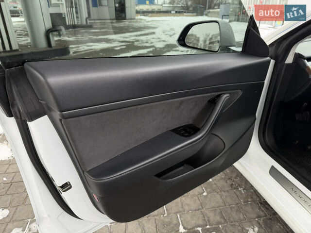 Белый Тесла Модель 3, объемом двигателя 0 л и пробегом 83 тыс. км за 20200 $, фото 13 на Automoto.ua