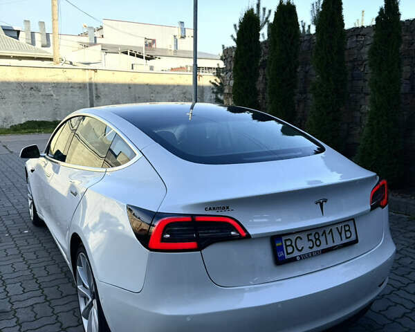 Белый Тесла Модель 3, объемом двигателя 0 л и пробегом 87 тыс. км за 16300 $, фото 2 на Automoto.ua