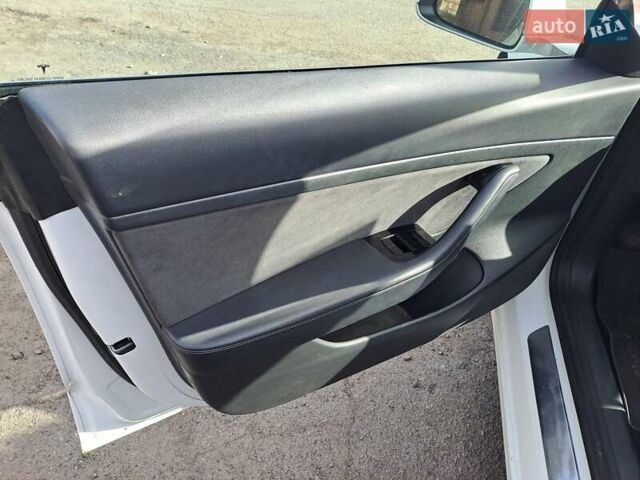 Білий Тесла Модель 3, об'ємом двигуна 0 л та пробігом 81 тис. км за 16500 $, фото 17 на Automoto.ua