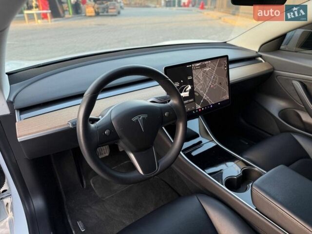Білий Тесла Модель 3, об'ємом двигуна 0 л та пробігом 105 тис. км за 15500 $, фото 5 на Automoto.ua
