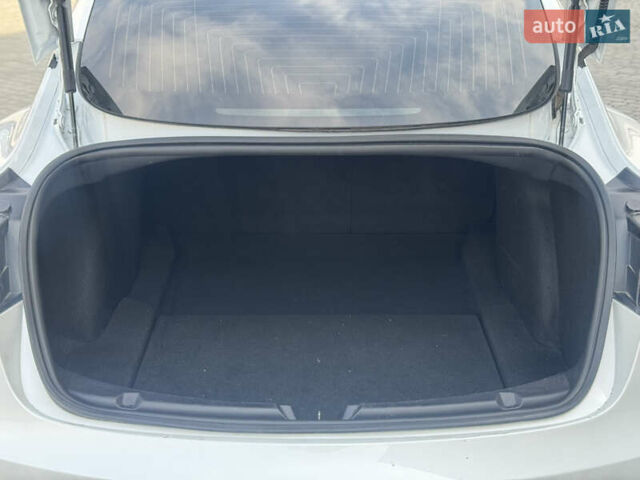 Белый Тесла Модель 3, объемом двигателя 0 л и пробегом 70 тыс. км за 15500 $, фото 28 на Automoto.ua