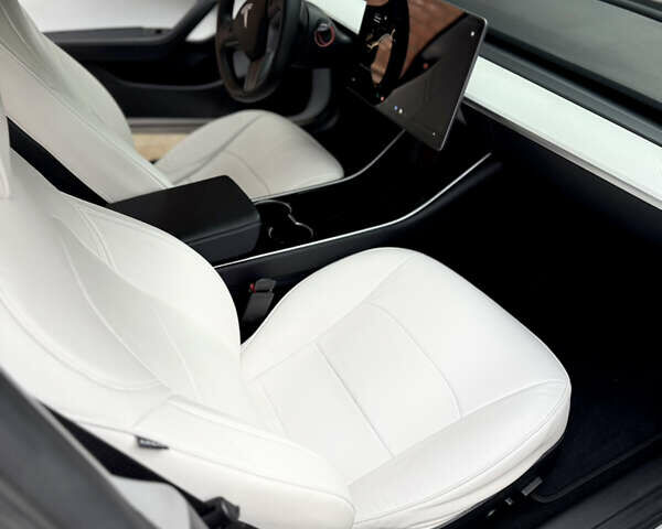 Белый Тесла Модель 3, объемом двигателя 0 л и пробегом 99 тыс. км за 22400 $, фото 15 на Automoto.ua