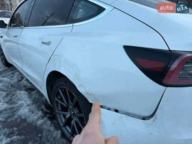 Білий Тесла Модель 3, об'ємом двигуна 0 л та пробігом 112 тис. км за 12300 $, фото 6 на Automoto.ua