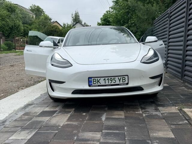 Білий Тесла Модель 3, об'ємом двигуна 0 л та пробігом 110 тис. км за 17500 $, фото 1 на Automoto.ua