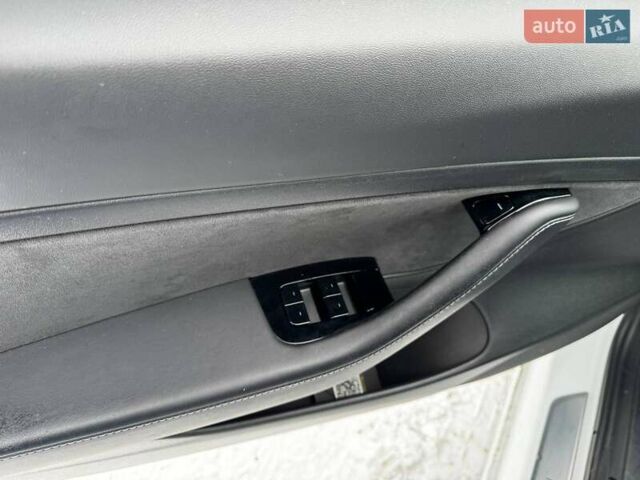 Белый Тесла Модель 3, объемом двигателя 0 л и пробегом 118 тыс. км за 15800 $, фото 13 на Automoto.ua