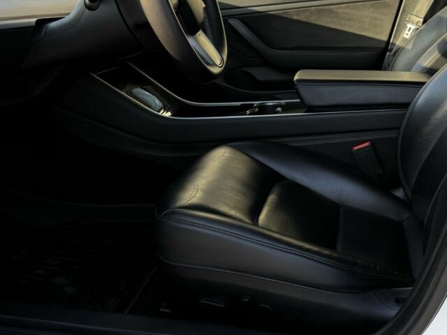 Білий Тесла Модель 3, об'ємом двигуна 0 л та пробігом 102 тис. км за 18500 $, фото 5 на Automoto.ua