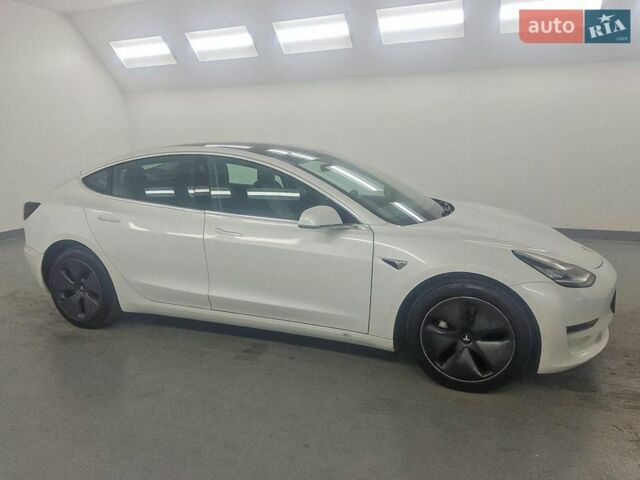 Белый Тесла Модель 3, объемом двигателя 0 л и пробегом 43 тыс. км за 5600 $, фото 1 на Automoto.ua