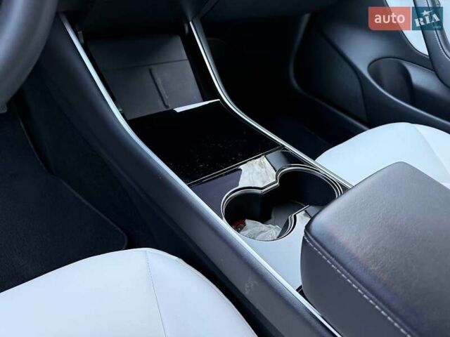 Білий Тесла Модель 3, об'ємом двигуна 0 л та пробігом 98 тис. км за 21300 $, фото 20 на Automoto.ua
