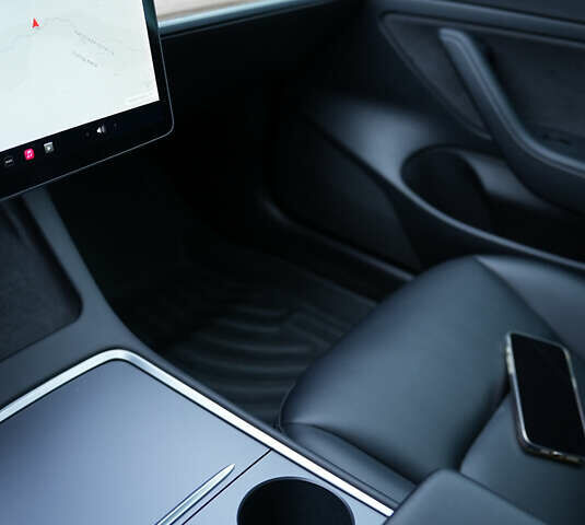 Білий Тесла Модель 3, об'ємом двигуна 0 л та пробігом 90 тис. км за 16999 $, фото 20 на Automoto.ua