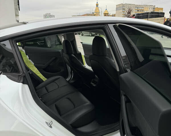 Білий Тесла Модель 3, об'ємом двигуна 0 л та пробігом 65 тис. км за 35000 $, фото 12 на Automoto.ua