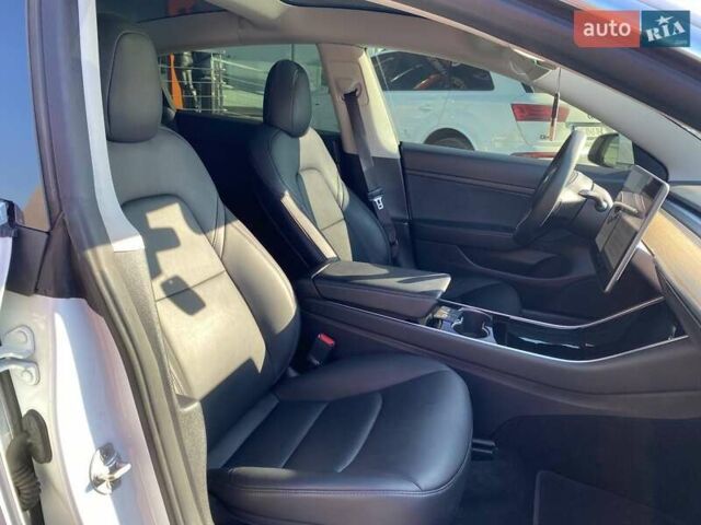 Білий Тесла Модель 3, об'ємом двигуна 0 л та пробігом 75 тис. км за 15000 $, фото 21 на Automoto.ua