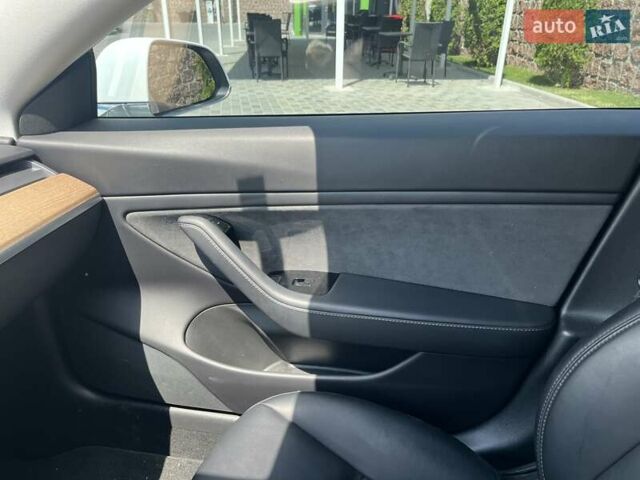 Белый Тесла Модель 3, объемом двигателя 0 л и пробегом 98 тыс. км за 18500 $, фото 7 на Automoto.ua