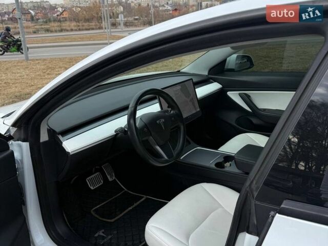 Белый Тесла Модель 3, объемом двигателя 0 л и пробегом 68 тыс. км за 17300 $, фото 2 на Automoto.ua