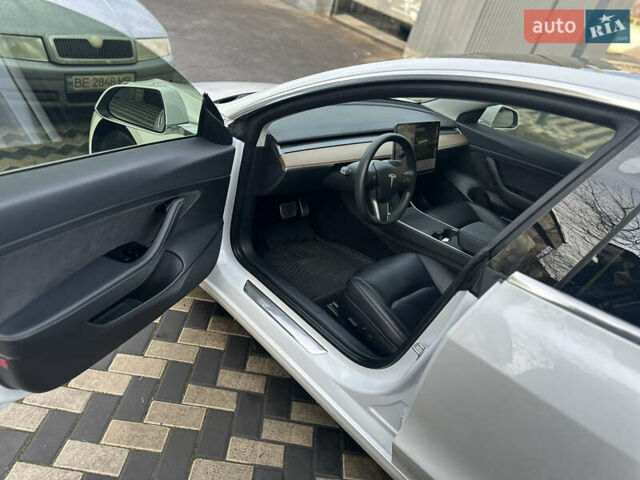 Белый Тесла Модель 3, объемом двигателя 0 л и пробегом 51 тыс. км за 17500 $, фото 3 на Automoto.ua
