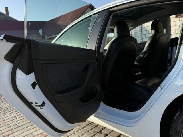 Білий Тесла Модель 3, об'ємом двигуна 0 л та пробігом 102 тис. км за 18500 $, фото 22 на Automoto.ua