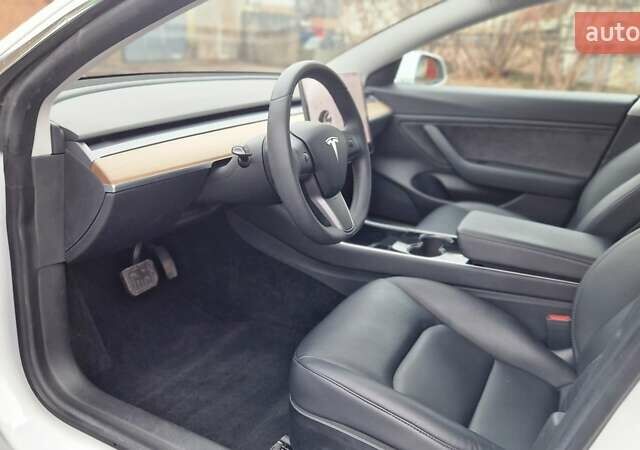 Білий Тесла Модель 3, об'ємом двигуна 0 л та пробігом 142 тис. км за 17300 $, фото 6 на Automoto.ua