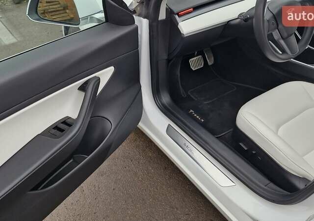 Белый Тесла Модель 3, объемом двигателя 0 л и пробегом 93 тыс. км за 16800 $, фото 11 на Automoto.ua