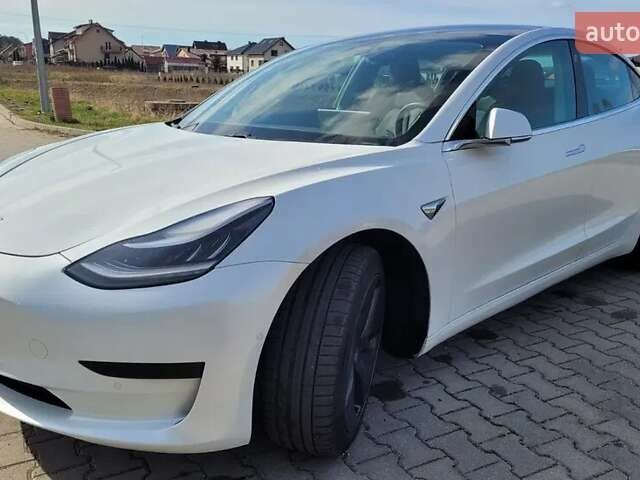 Білий Тесла Модель 3, об'ємом двигуна 0 л та пробігом 47 тис. км за 26200 $, фото 2 на Automoto.ua