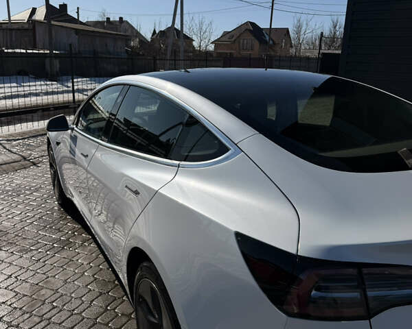 Білий Тесла Модель 3, об'ємом двигуна 0 л та пробігом 117 тис. км за 16500 $, фото 9 на Automoto.ua