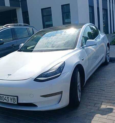 Білий Тесла Модель 3, об'ємом двигуна 0 л та пробігом 105 тис. км за 15990 $, фото 1 на Automoto.ua