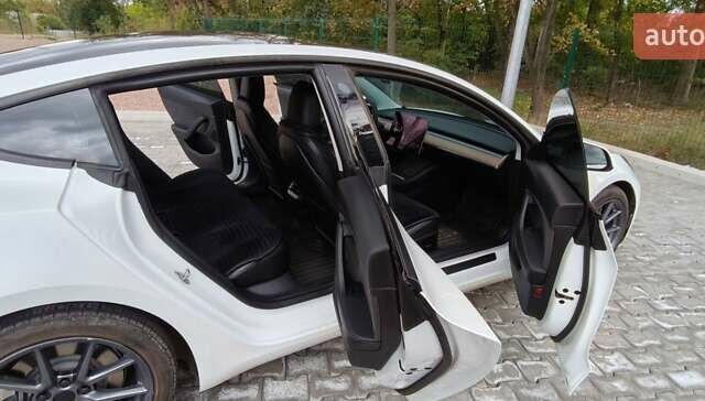 Білий Тесла Модель 3, об'ємом двигуна 0 л та пробігом 110 тис. км за 20750 $, фото 7 на Automoto.ua