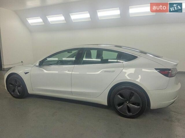 Белый Тесла Модель 3, объемом двигателя 0 л и пробегом 43 тыс. км за 5600 $, фото 3 на Automoto.ua