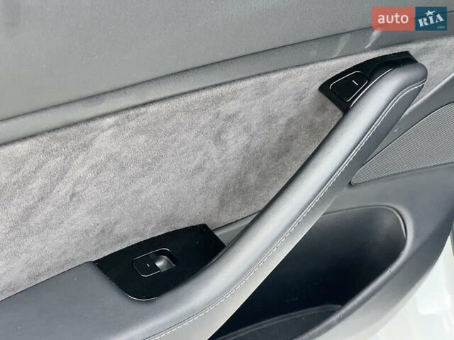 Белый Тесла Модель 3, объемом двигателя 0 л и пробегом 90 тыс. км за 19999 $, фото 35 на Automoto.ua