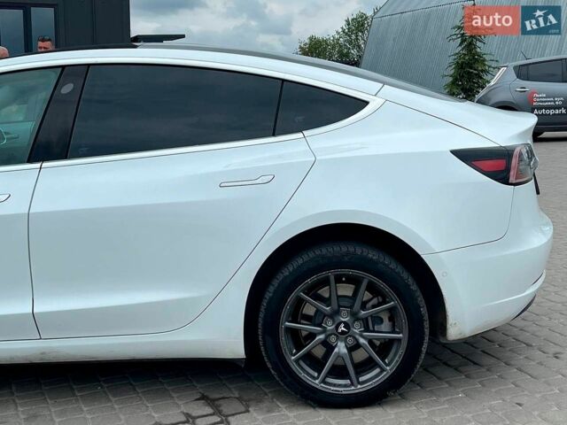 Білий Тесла Модель 3, об'ємом двигуна 0 л та пробігом 102 тис. км за 18990 $, фото 6 на Automoto.ua
