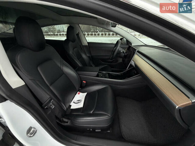 Белый Тесла Модель 3, объемом двигателя 0 л и пробегом 83 тыс. км за 20200 $, фото 20 на Automoto.ua