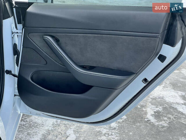 Белый Тесла Модель 3, объемом двигателя 0 л и пробегом 90 тыс. км за 19999 $, фото 41 на Automoto.ua