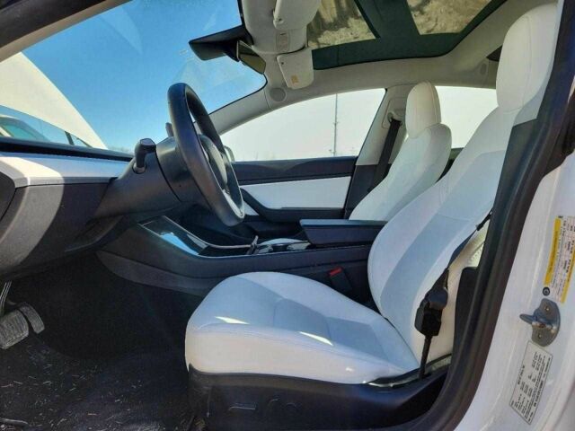 Белый Тесла Модель 3, объемом двигателя 0 л и пробегом 58 тыс. км за 5500 $, фото 6 на Automoto.ua