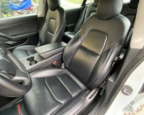 Білий Тесла Модель 3, об'ємом двигуна 0 л та пробігом 65 тис. км за 19700 $, фото 13 на Automoto.ua