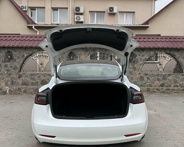 Белый Тесла Модель 3, объемом двигателя 0 л и пробегом 120 тыс. км за 16500 $, фото 6 на Automoto.ua