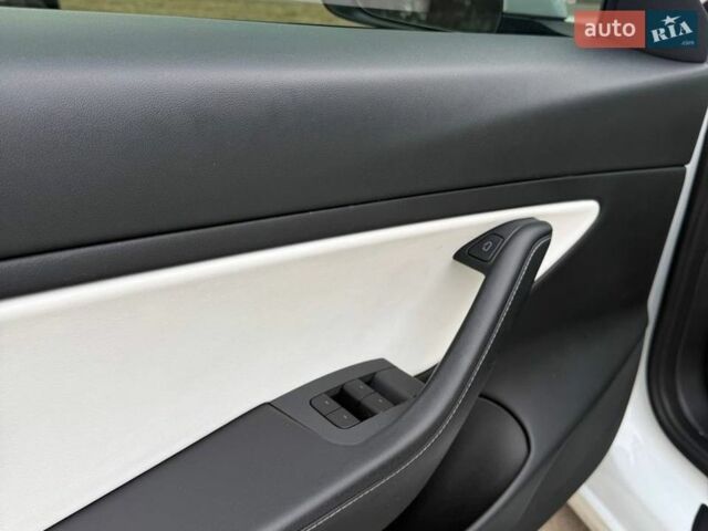 Белый Тесла Модель 3, объемом двигателя 0 л и пробегом 68 тыс. км за 17300 $, фото 8 на Automoto.ua