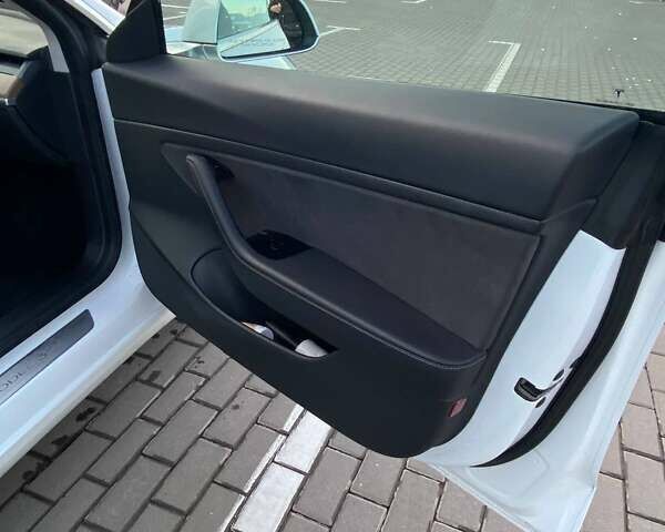 Белый Тесла Модель 3, объемом двигателя 0 л и пробегом 101 тыс. км за 19400 $, фото 7 на Automoto.ua