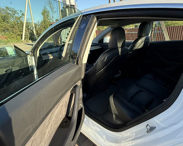 Білий Тесла Модель 3, об'ємом двигуна 0 л та пробігом 157 тис. км за 16000 $, фото 5 на Automoto.ua