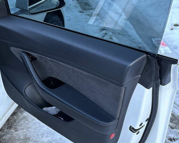 Білий Тесла Модель 3, об'ємом двигуна 0 л та пробігом 191 тис. км за 18500 $, фото 13 на Automoto.ua